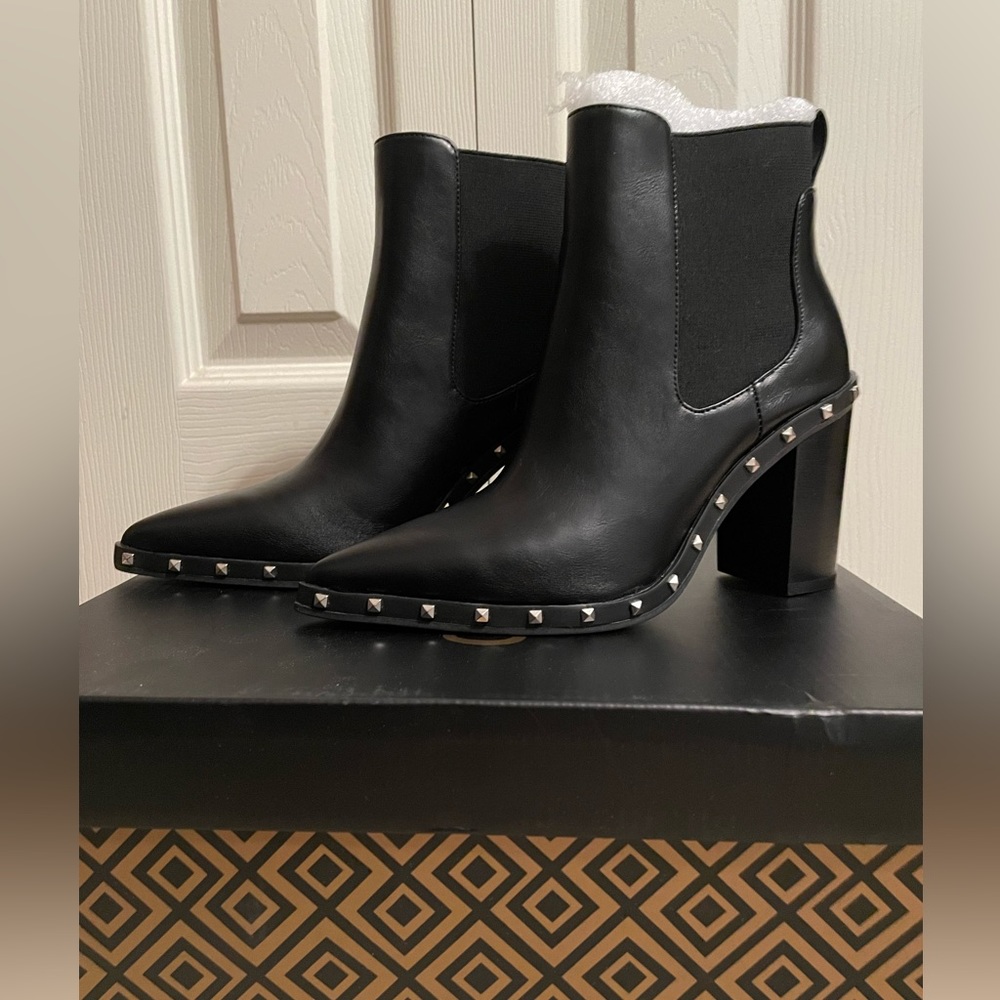 Charles by Charles David Dodger Booties size 6